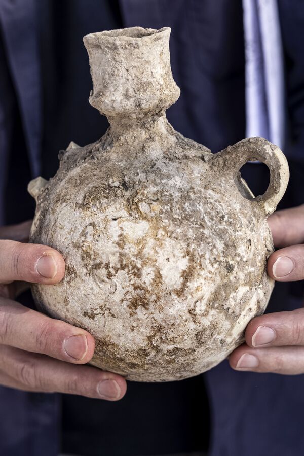 Кувшин, найденный на месте раскопок в древнем винодельческом комплексе возрастом около 1500 лет в израильском городе Явне. - Sputnik Армения