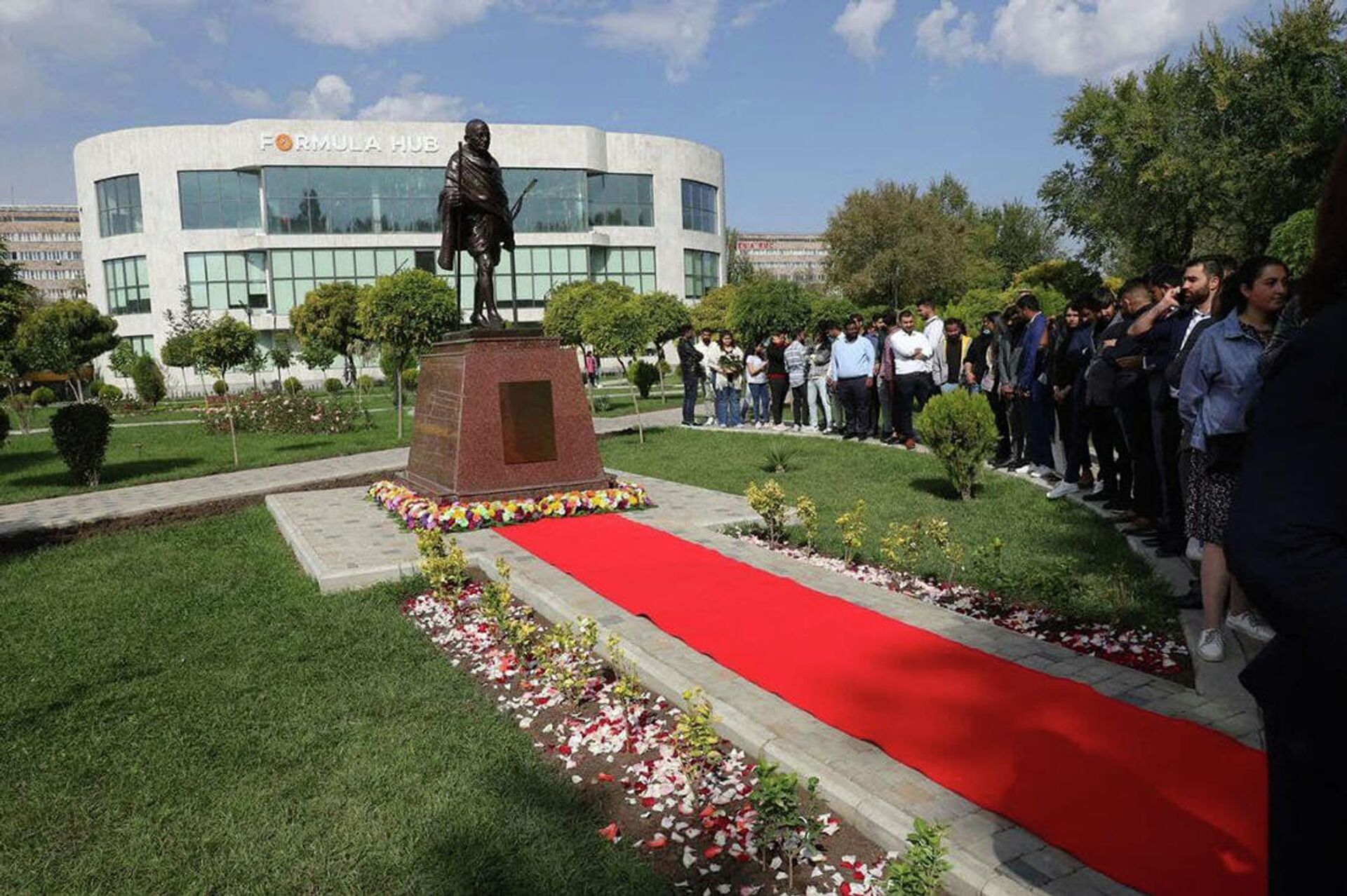 Министры иностранных дел Армении и Индии Арарат Мирзоян и Субраманьям Джайшанкар посетили памятник Махатме Ганди (13 октября 2021). Еревaн - Sputnik Армения, 1920, 13.10.2021