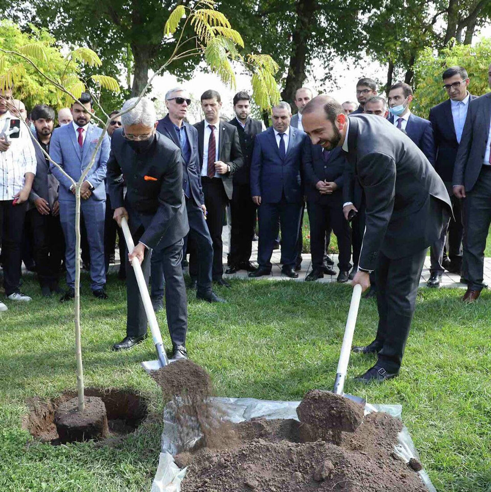 Министры иностранных дел Армении и Индии Арарат Мирзоян и Субраманьям Джайшанкар приняли участие в церемонии Посадки деревьев Дружбы (13 октября 2021). Еревaн - Sputnik Армения, 1920, 13.10.2021