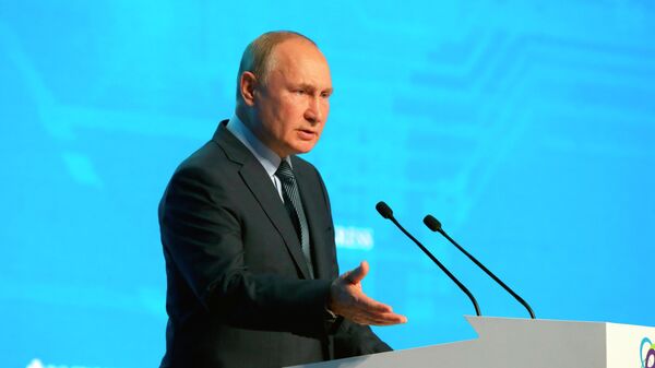 Президент России Владимир Путин выступает на пленарном заседании международного форума Российская энергетическая неделя (13 октября 2021). Москвa - Sputnik Армения