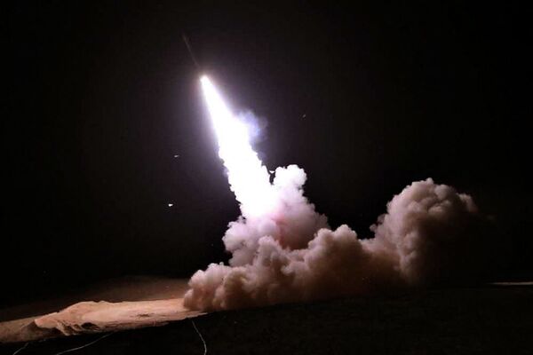 Зенитная ракетная установка производит залп во время совместных военных учений иранской армии и Корпуса стражей Исламской революции. - Sputnik Армения
