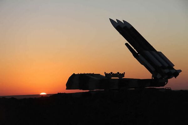 Силуэт зенитной ракетной установки Ирана на закате во время совместных военных учений иранской армии и Корпуса стражей Исламской революции. - Sputnik Армения