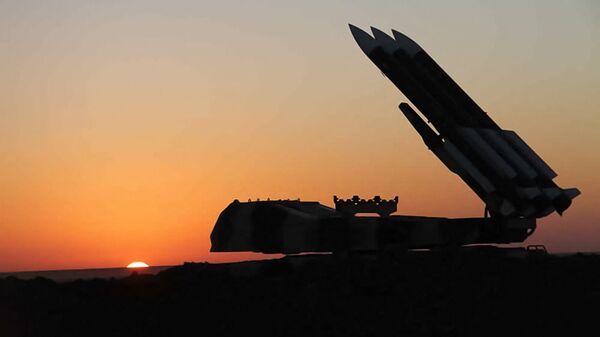 Силуэт зенитной ракетной установки Ирана на закате во время совместных военных учений иранской армии и Корпуса стражей Исламской революции - Sputnik Армения