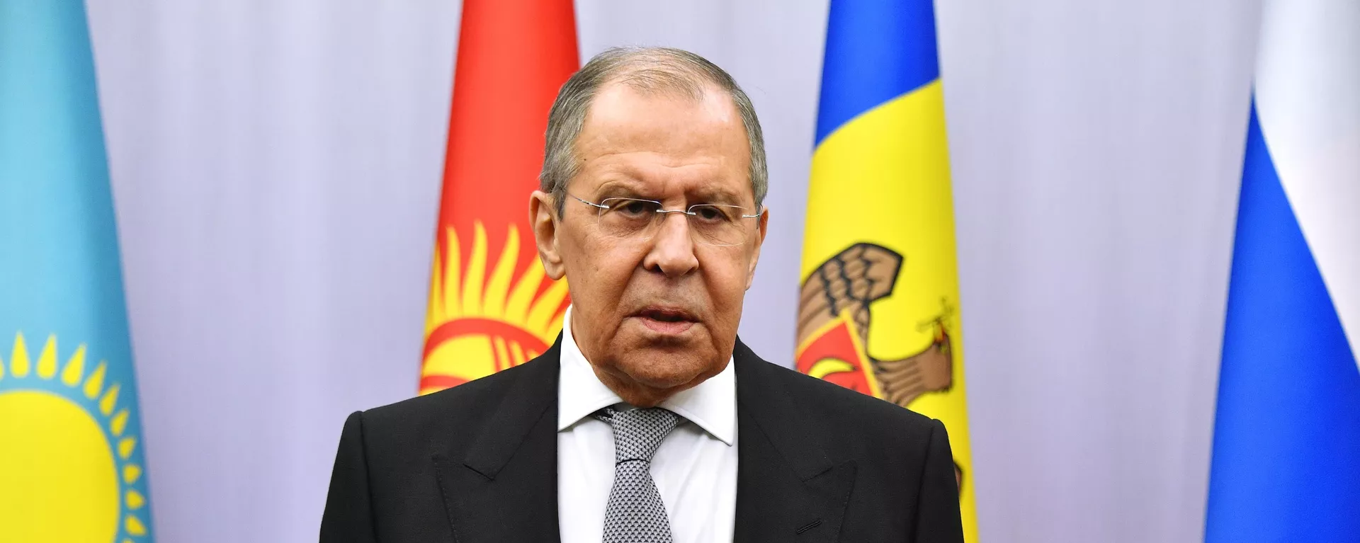 Министр иностранных дел России Сергей Лавров отвечает на вопросы журналистов после заседания Совета министров иностранных дел СНГ (14 октября 2021). Минск - Sputnik Армения, 1920, 27.10.2021