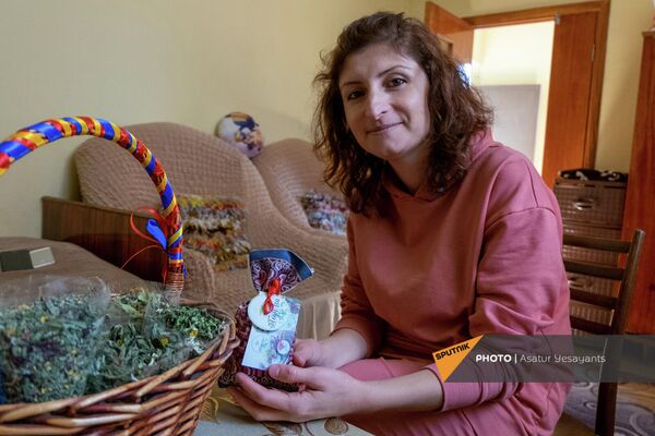 Основательница малого бизнеса по производству чая Togh tea Маргарита Григорян показывает свою продукцию - Sputnik Армения