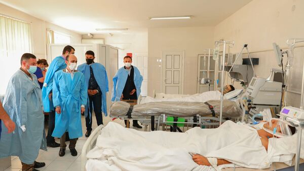 Артак Бегларян во время посещения шестерых раненных армянских военнослужащих, находящихся в больнице (15 октября 2021). Степанакерт - Sputnik Армения