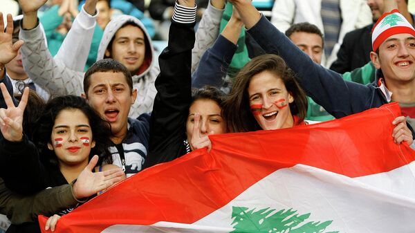 Ливанские футбольные болельщики на стадионе - Sputnik Армения
