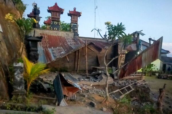 Разрушенные дома после землетрясения силой 4,8 балла, произошедшего в Карангасеме на  туристическом острове Бали. - Sputnik Армения