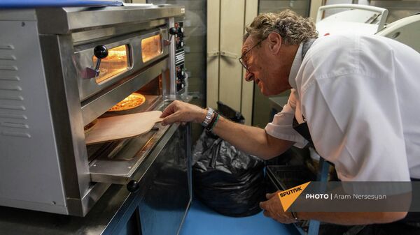 Шеф-повар из Швейцарии Рето Матис  готовит тарт фламбе в Ереване - Sputnik Армения