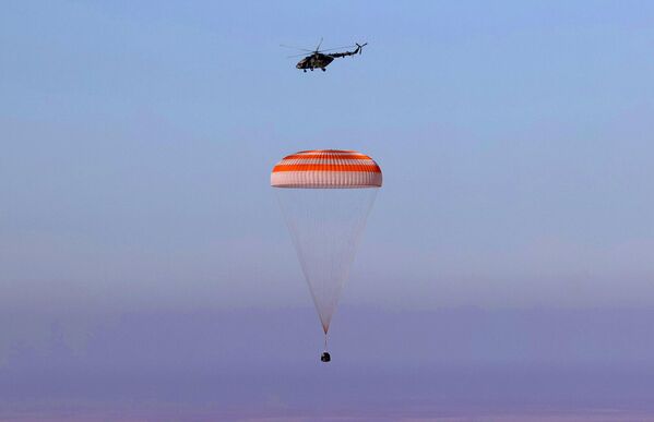 Спускаемый аппарат транспортного пилотируемого корабля Союз МС-18 во время посадки в степи юго-восточнее города Жезказган - Sputnik Армения