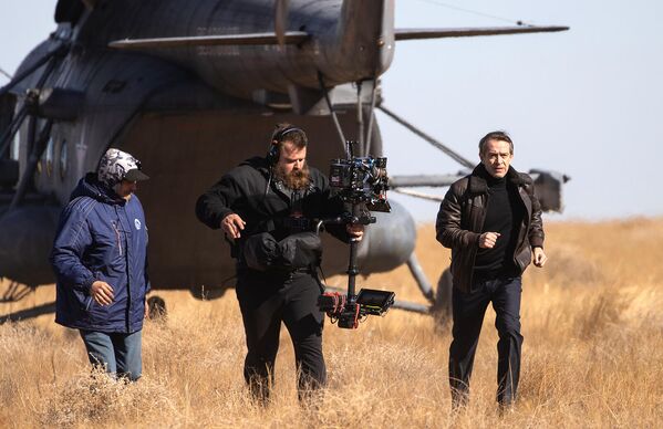 Член съемочной группы фильма Вызов актер Владимир Машков (справа) на месте посадки спускаемого аппарата транспортного пилотируемого корабля Союз МС-18 в степи юго-восточнее города Жезказган - Sputnik Армения