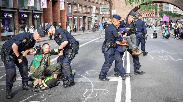 Полиция задерживает климатических активистов из движения Восстание против вымирания (28 августа 2020). Стокгольм - Sputnik Армения