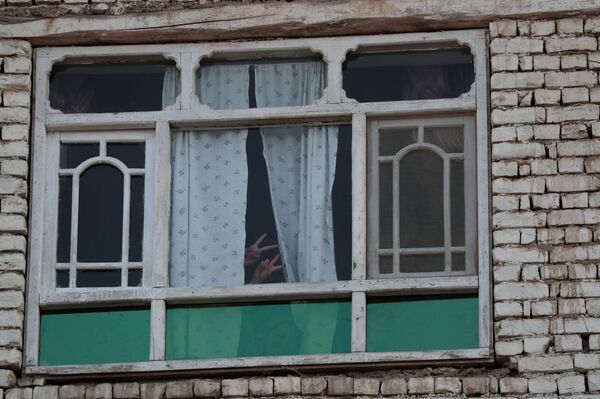 Քաղաքացիները պատուհանից հաղթանակի նշանն են ցույց տալիս - Sputnik Արմենիա