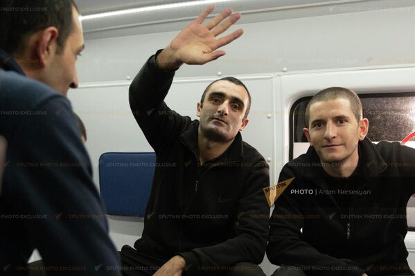 На вопрос корреспондента Sputnik Армения: &quot;Как вы?&quot;, один из уже бывших пленных сказал: &quot;Мы дома, значит, хорошо&quot;. - Sputnik Армения