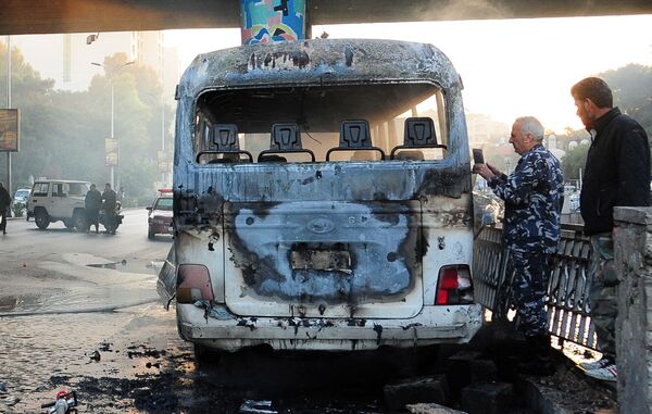 Обгоревший сирийский армейский автобус, который был атакован взрывными устройствами в Дамаске. - Sputnik Армения