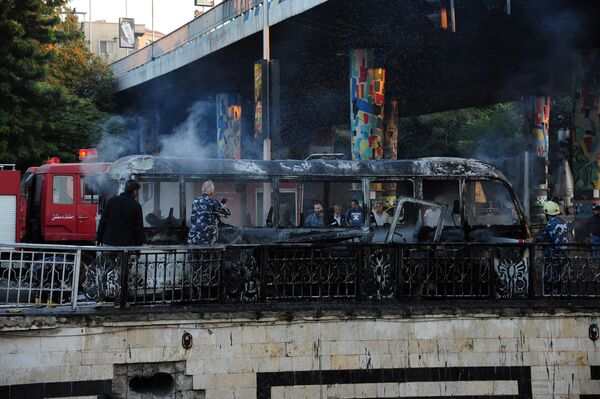 Обгоревший сирийский армейский автобус, который был атакован взрывными устройствами в Дамаске. - Sputnik Армения