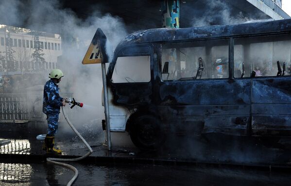 Тушение горящего автобуса на месте теракта в Дамаске. - Sputnik Армения