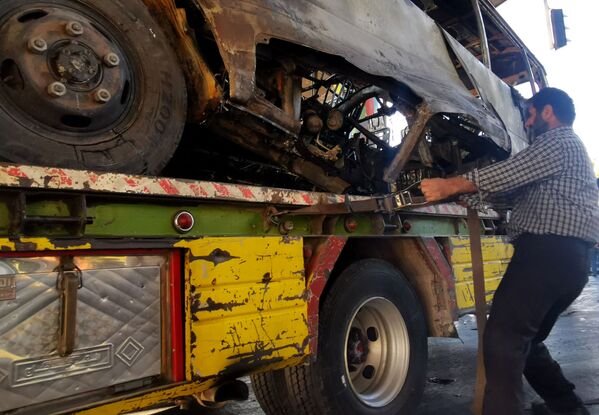 Взорванный автобус  после теракта в Дамаске. - Sputnik Армения