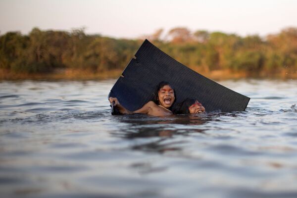 Յավալապիտի ցեղի երեխաները խաղում են գետում հուղարկավորության ծեսի ժամանակ։ - Sputnik Արմենիա