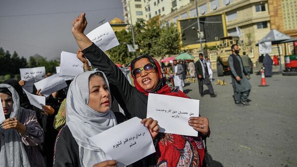 Афганские женщины скандируют лозунги и держат плакаты во время протеста за права женщин (21 октября 2021). Кабул - Sputnik Армения