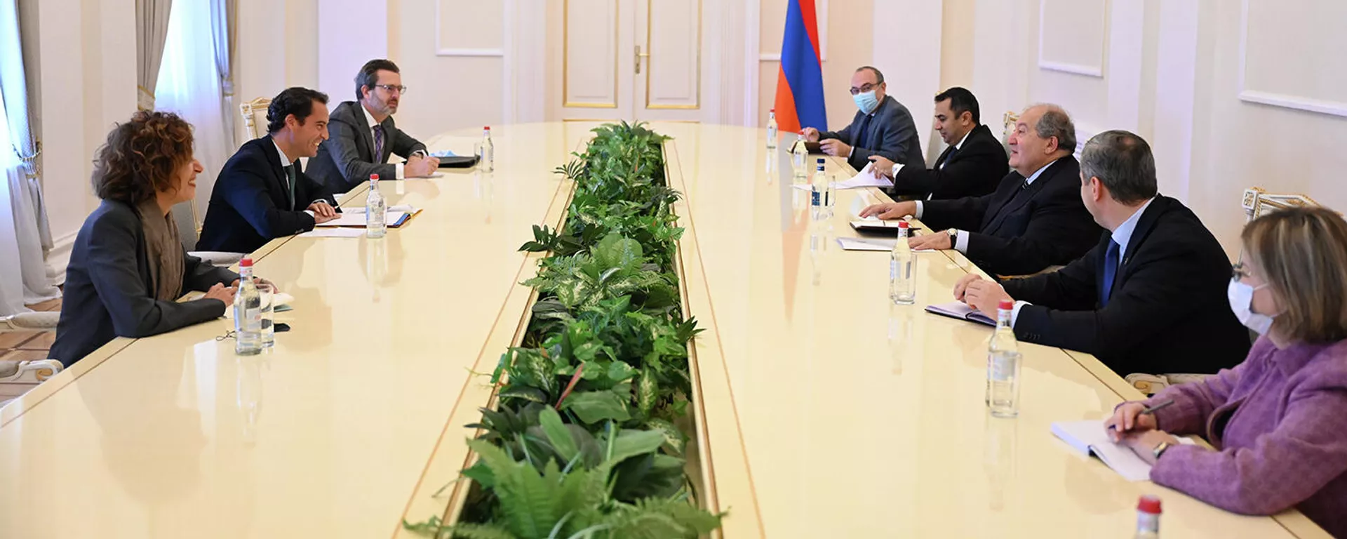 Президент Армен Саркисян принял специального представителя генсека НАТО на Кавказе и в Центральной Азии Хавьера Коломина Пириса (21 октября 2021). Еревaн - Sputnik Армения, 1920, 21.10.2021