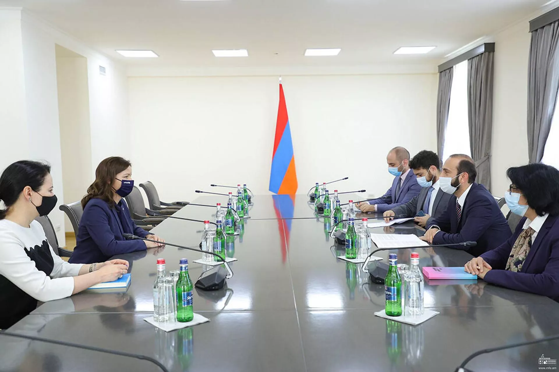 Министр иностранных дел Арарат Мирзоян принял новоназначенного представителя Детского фонда ООН (ЮНИСЕФ) в Армении Кристин Вейганд по случаю вручения аккредитационного письма (22 октября 2021). Еревaн Министр иностранных дел Арарат Мирзоян принял новоназначенного представителя Детского фонда ООН (ЮНИСЕФ) в Армении Кристин Вейганд по случаю вручения аккредитационного письма (22 октября 2021). Еревaн - Sputnik Армения, 1920, 22.10.2021