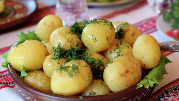 Отварной картофель с зеленью - Sputnik Армения