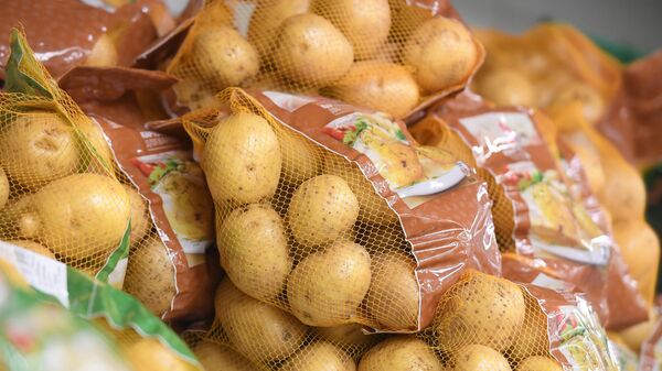 Картофель в пакетах на прилавке супермаркета - Sputnik Армения