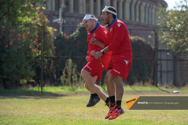 Тренировка армянской футбольной команды для незрячих и слабовидящих - Sputnik Армения