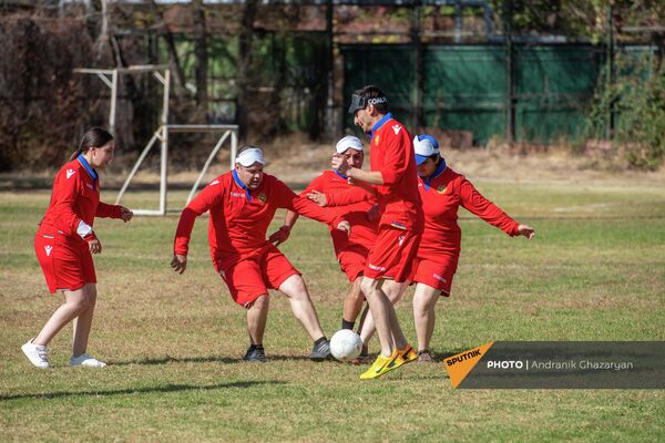 Тренировка армянской футбольной команды для незрячих и слабовидящих - Sputnik Армения