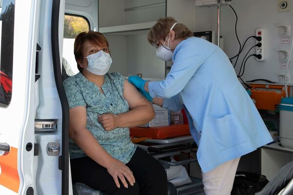 Мобильный центр вакцинации от COVID-19 на площади Свободы в рамках акции Сделаем прививки (24 октября 2021). Еревaн - Sputnik Армения