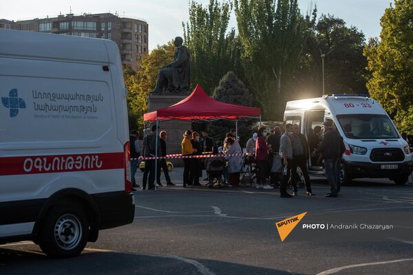 Очереди за вакциной перед развернутыми мобильными точками в рамках акции День вакцинации в Ереване - Sputnik Армения
