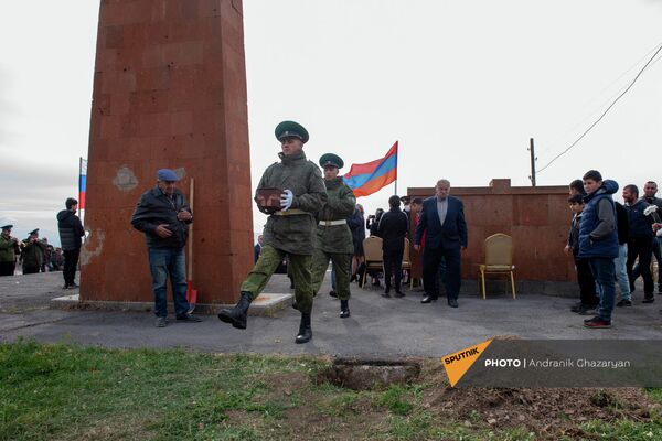 Церемония перезахоронения останков участника ВОВ Егиша Ованнисяна (25 октября 2021). Талин, Арагацотн - Sputnik Армения