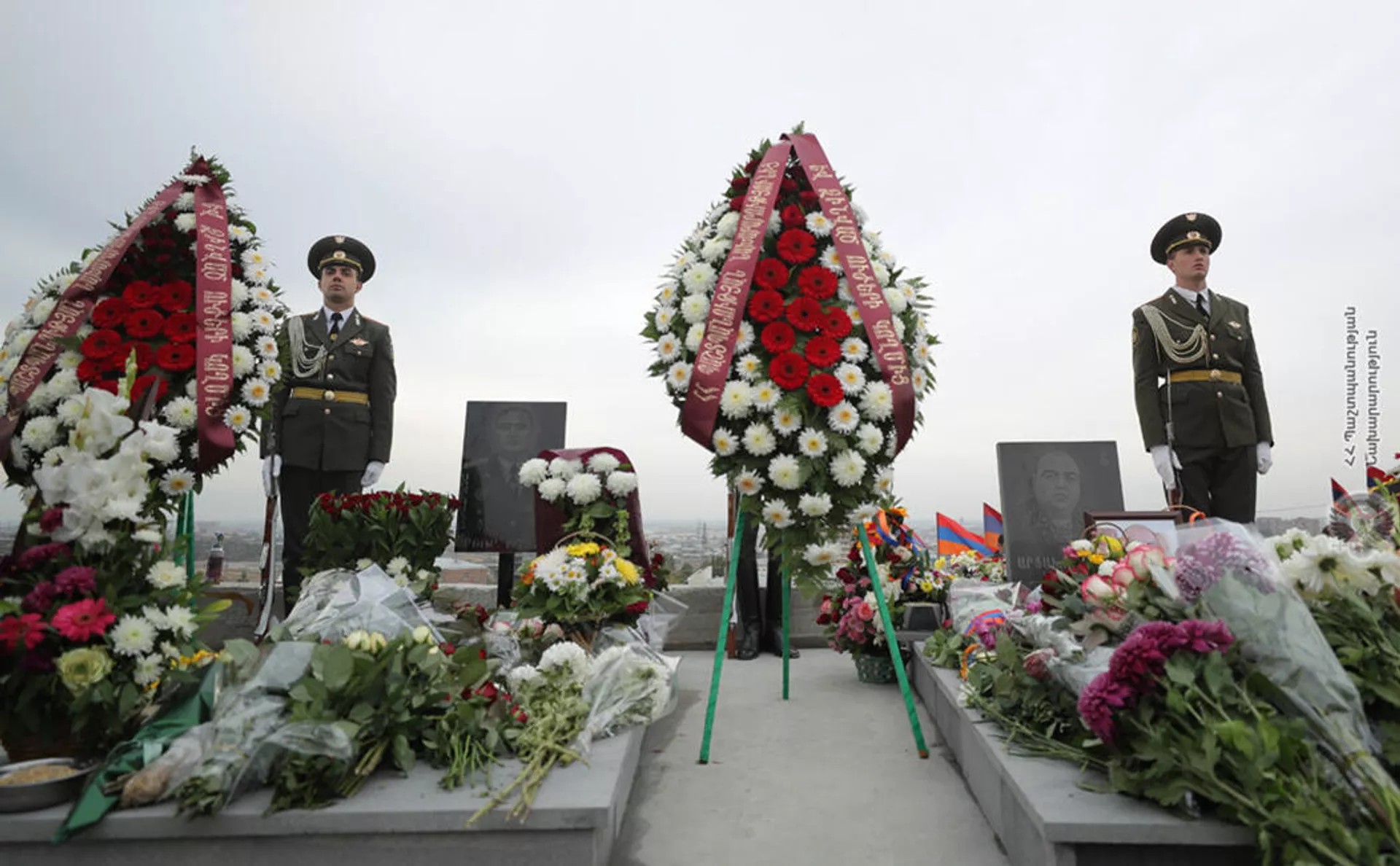 Поминальная церемония, посвященная годовщине смерти заместителя командующего Армии обороны, полковника Артура Саркисяна и Героя Арцаха, полковника Армии обороны Сергея Шакаряна в военном пантеоне Ераблур (25 октября 2021). Еревaн - Sputnik Армения, 1920, 25.10.2021