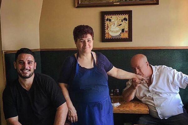 Mini Kabob ռեստորանի սեփականատերերն ու խոհարարները ՝ Հովիկ, Ալվարդ և Արմեն Մարտիրոսյանները - Sputnik Արմենիա