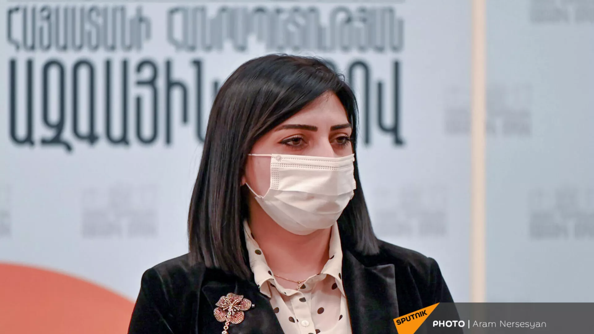 Тагуи Товмасян общается с прессой на закрытом слушании НС (26 октября 2021). Еревaн