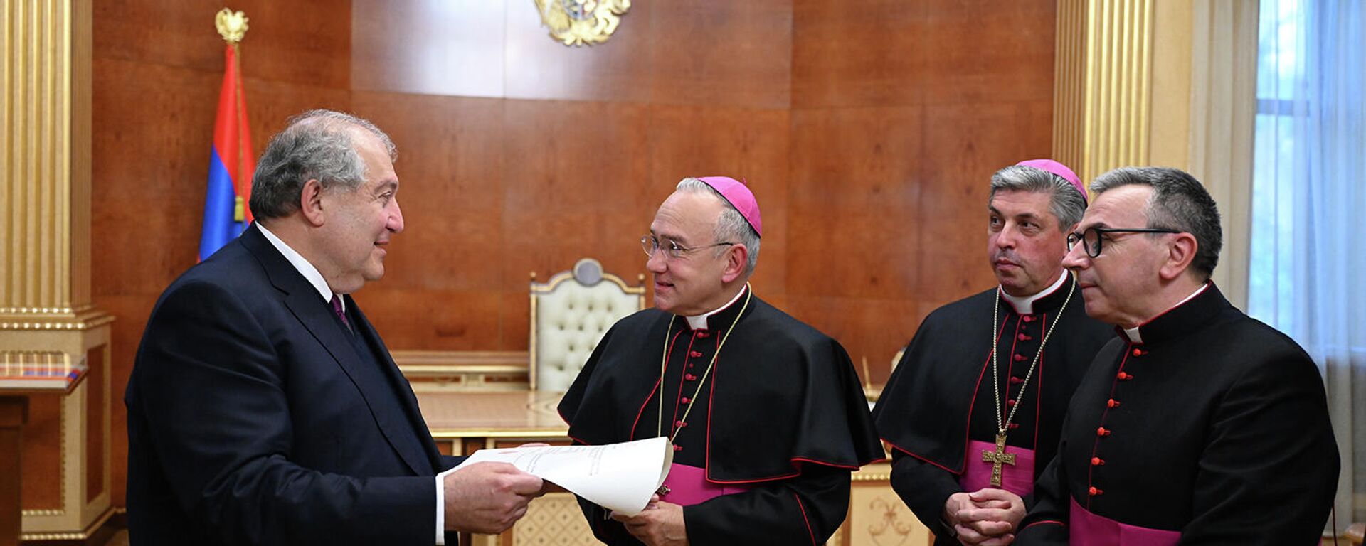 Его Святейшество Папа Франциск наградил президента Армена Саркисяна высшим орденом Святого Престола (29 октября 2021). Ватикан - Sputnik Армения, 1920, 29.10.2021