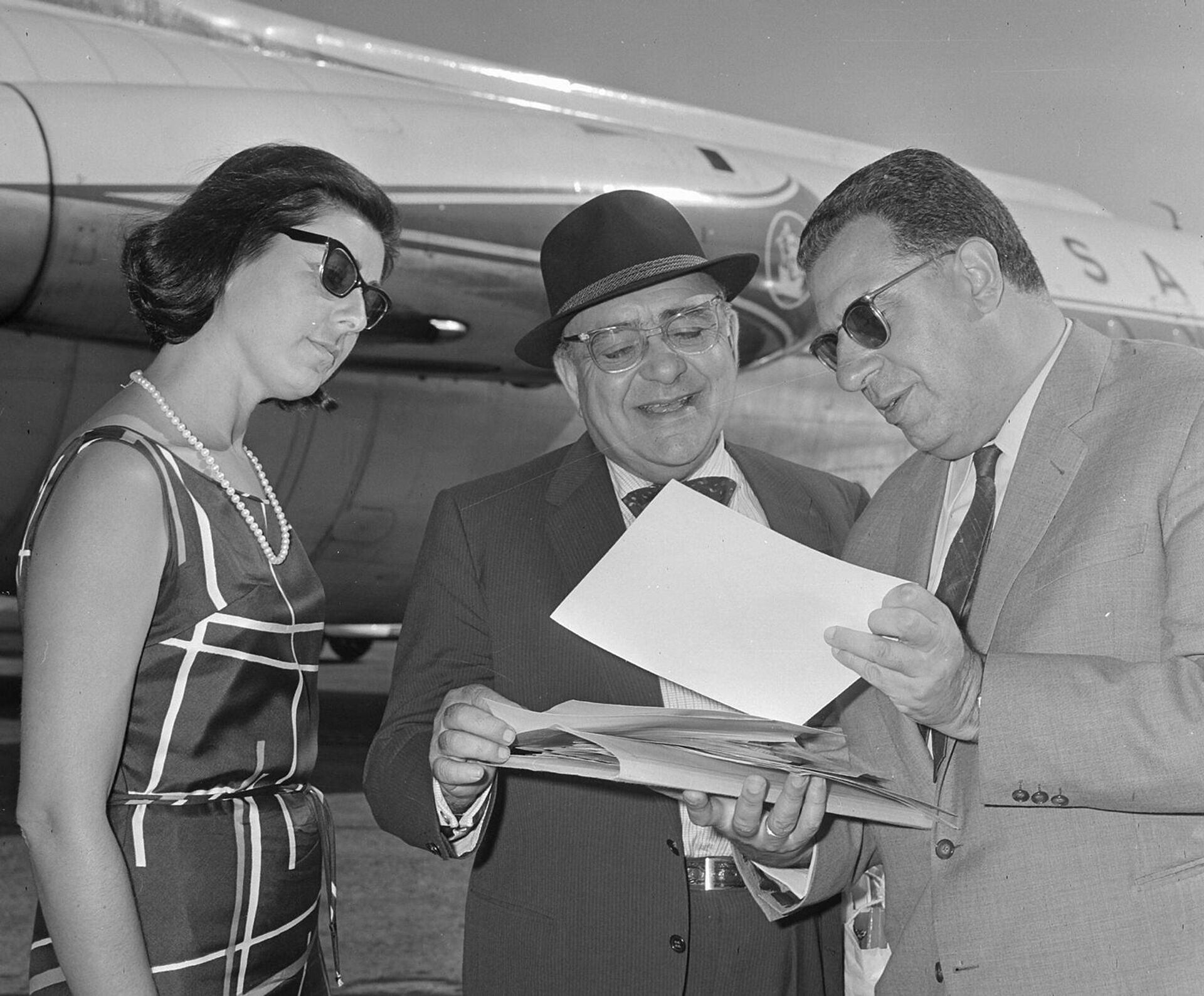 Американский актёр армянского происхождения Аким Тамиров (в середине) 29 июля 1964 года в Схипхоле - Sputnik Армения, 1920, 29.10.2021