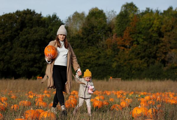 Ռեյչել Բրիթոնը 3 տարեկան դստեր՝ Էսմիի հետ Հելոունի նախօրեին դդում է հավաքում Pop Up ֆերմայում (22 հոկտեմբերի, 2021), Մեծ Բրիտանիա - Sputnik Արմենիա