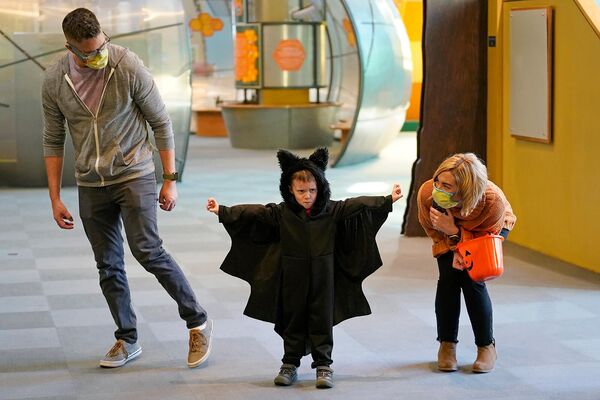Трехлетний Грейсон Мартин в своем костюме посещает детский музей Discovery Gateway (28 октября 2021). Солт-Лейк-Сити - Sputnik Армения