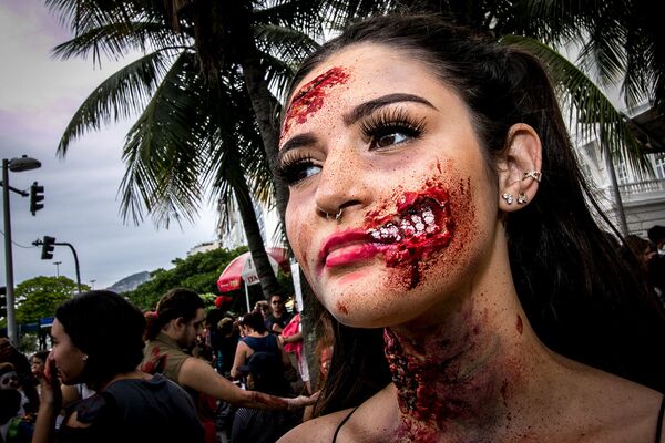 Участница марша &quot;Прогулка зомби&quot; в Рио-де-Жанейро, Бразилия - Sputnik Армения