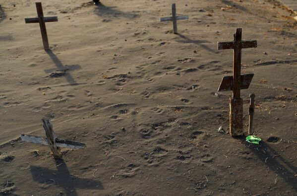 Покрытые пеплом могилы на кладбище Лос-Льянос-де-Аридан на Канарском острове Ла-Пальма - Sputnik Армения