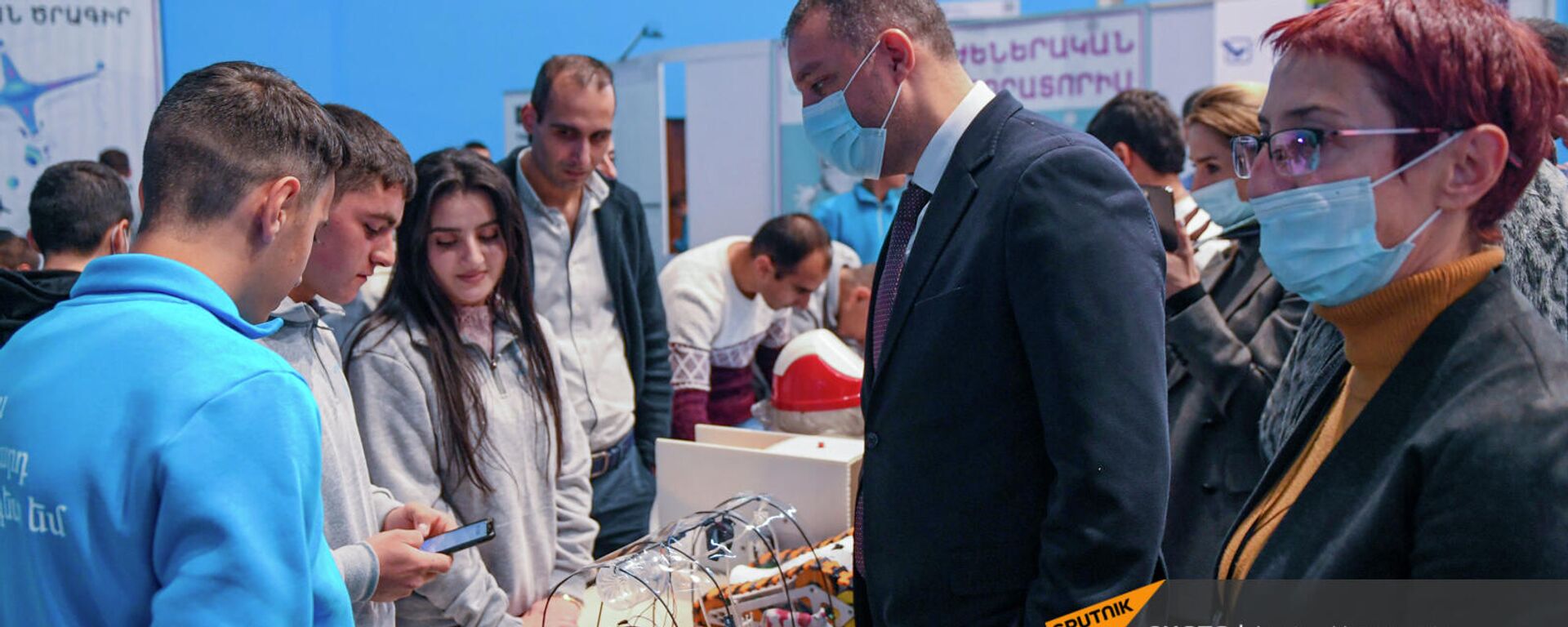 Министр Ваган Керобян с учениками школьных лабораторий Армат на выставке DigiTec (29 октября 2021). Еревaн - Sputnik Армения, 1920, 04.11.2021