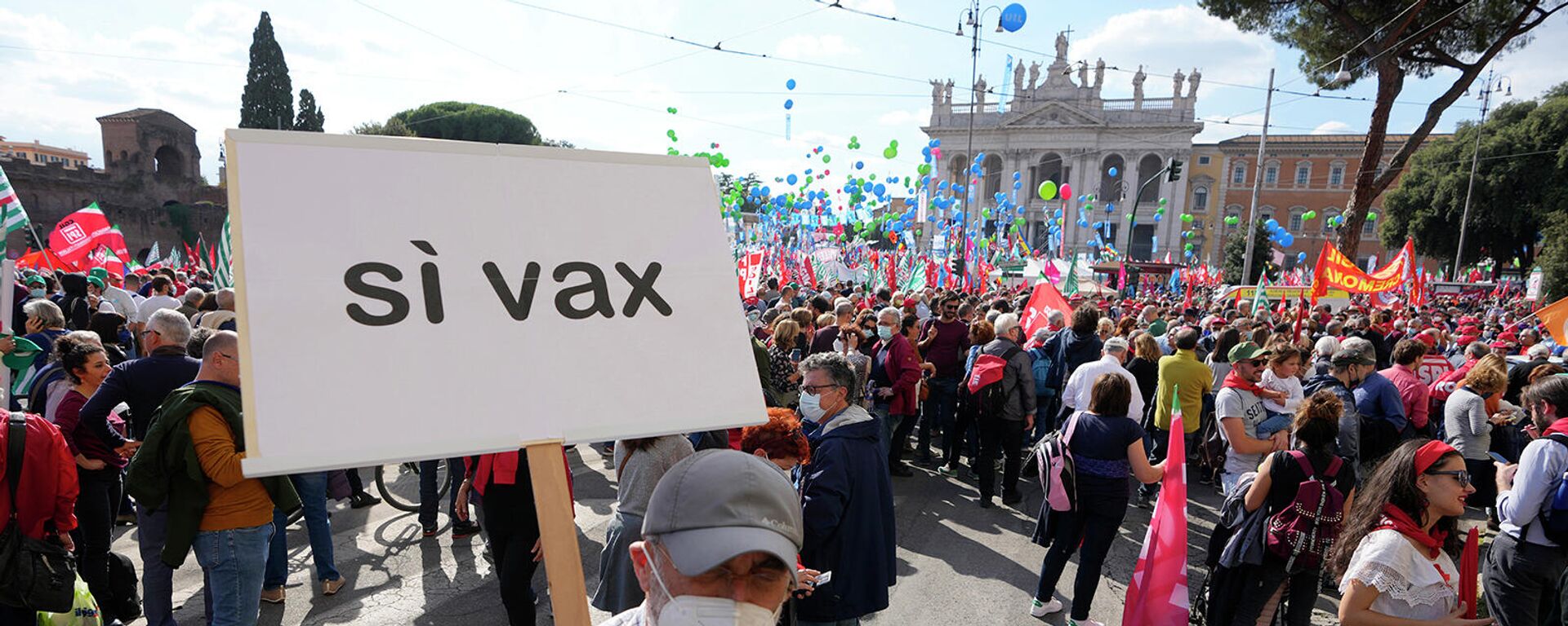 Мужчина держит плакат с надписью Si vax во время марша, организованного основными профсоюзами Италии (16 октября 2021). Рим - Sputnik Армения, 1920, 01.11.2021