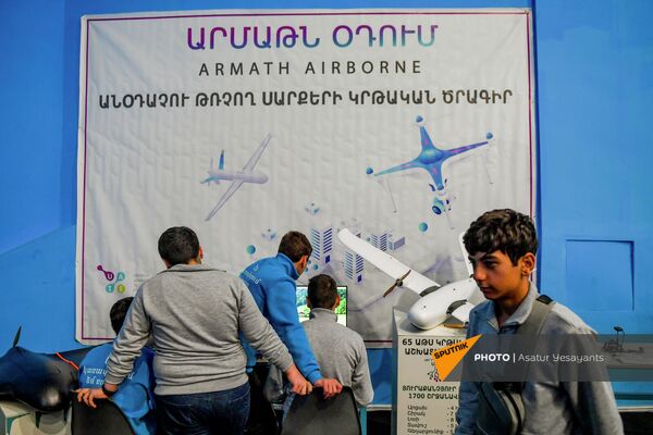 Ученики школьной лаборатории БПЛА Армат в воздухе из Дилижана на выставке DigiTec (29 октября 2021). Еревaн - Sputnik Армения