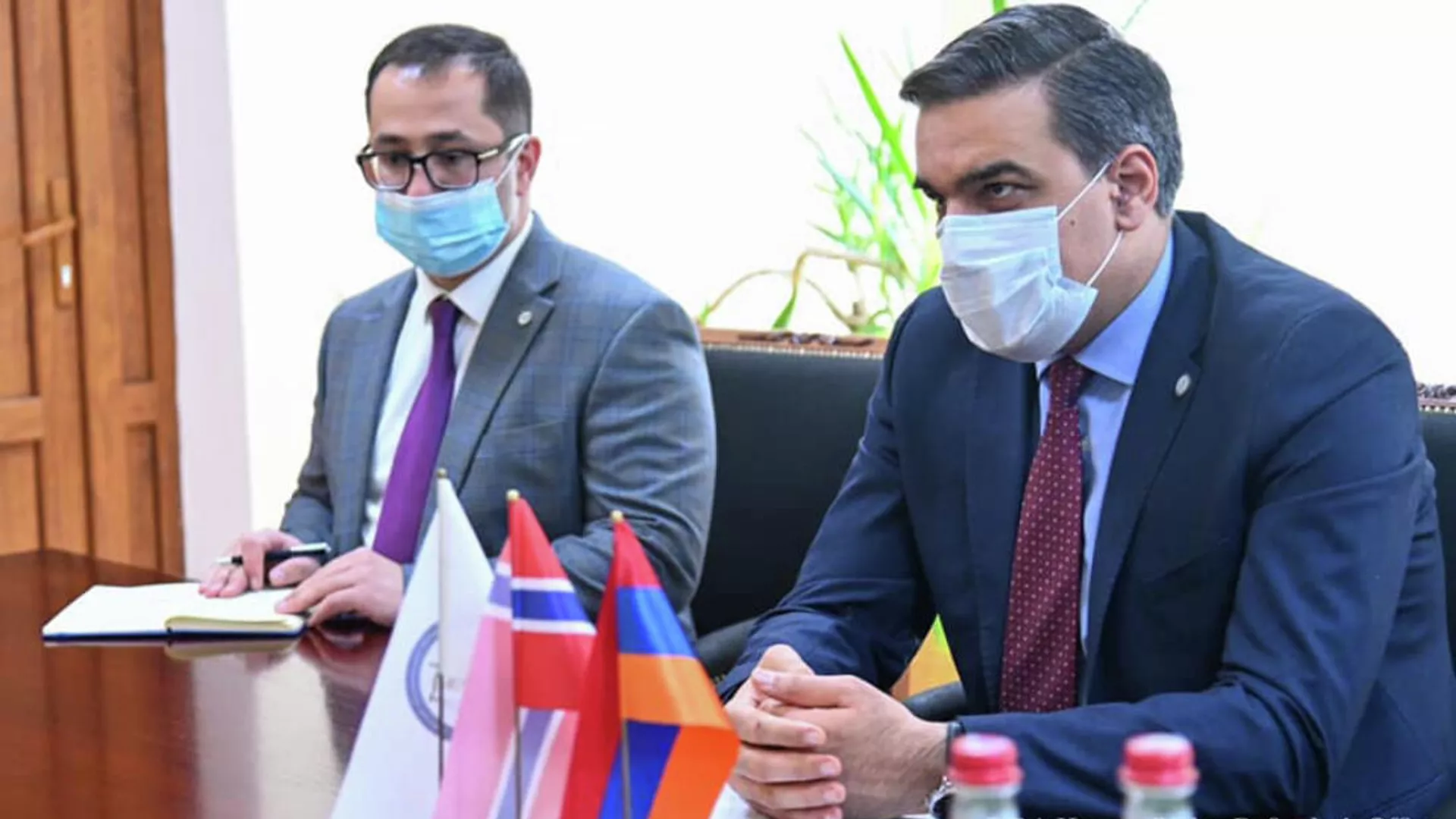 Омбудсмен Арман Татоян принял новоназначенного Чрезвычайного и Полномочного Посла Королевства Норвегия в Армении Хелен Санд Андресен (1 ноября 2021). Еревaн Омбудсмен Арман Татоян принял новоназначенного Чрезвычайного и Полномочного Посла Королевства Норвегия в Армении Хелен Санд Андресен (1 ноября 2021). Еревaн - Sputnik Армения, 1920, 01.11.2021