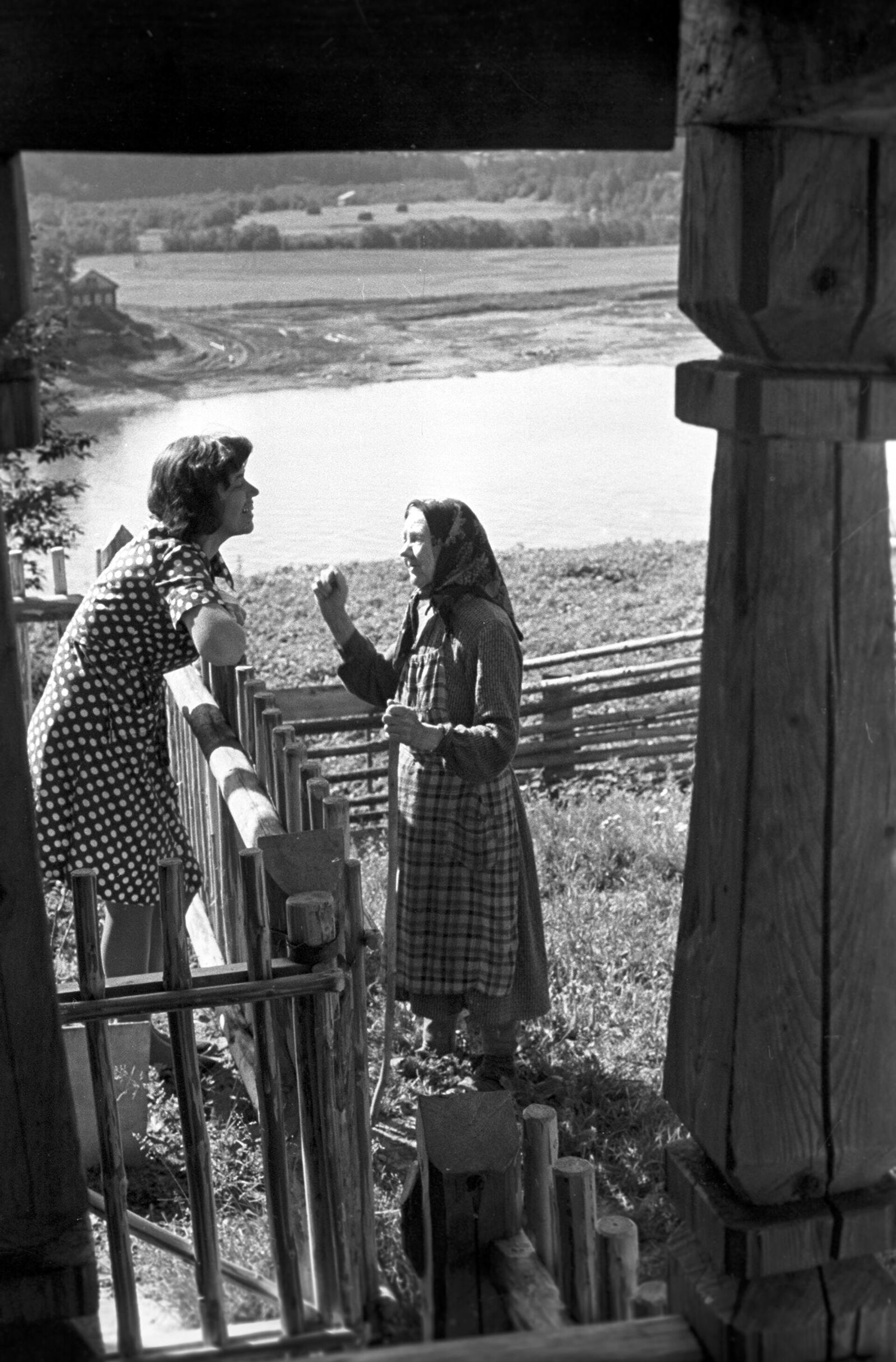 Художница Джанна Тутунджян разговаривает с соседкой. Деревня Сергеевка - Sputnik Արմենիա, 1920, 03.11.2021