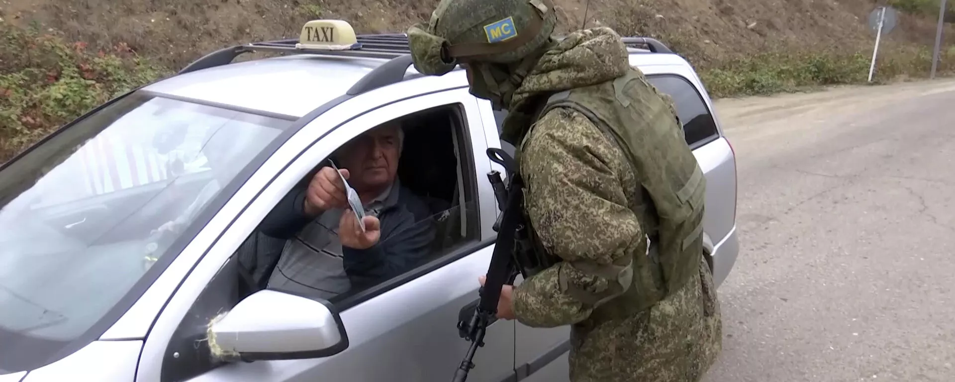 Российские миротворцы за месяц обеспечили безопасное передвижение в Нагорный Карабах и обратно около 1 тыс. транзитных автомобилей и более 6800 человек - Sputnik Армения, 1920, 03.11.2021