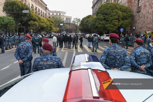 Полицейский кордон во время акции протеста родственников пленных и без вести пропавших, организованной у Дома правительства. - Sputnik Армения