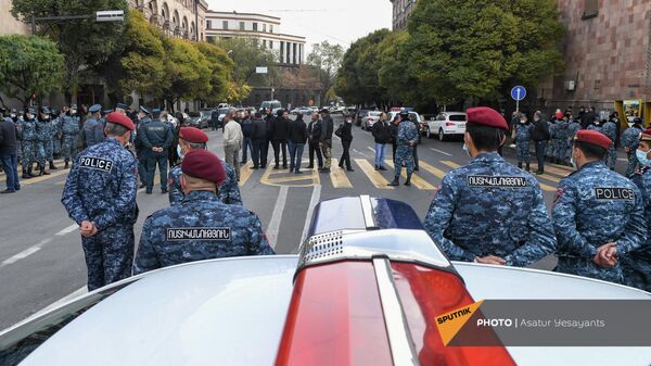 Акция протеста родственников пропавших без вести и плененных военнослужащих у Дома правительства (3 ноября 2021). Еревaн - Sputnik Армения